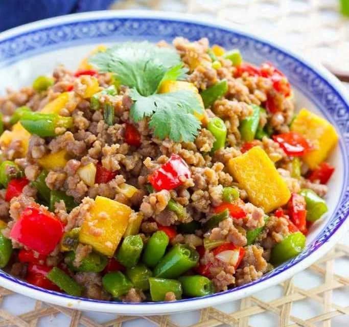 သီးစုံ ပဲပြားနှင့် ဝက်သားနုပ်နုပ်စင်းကြော်