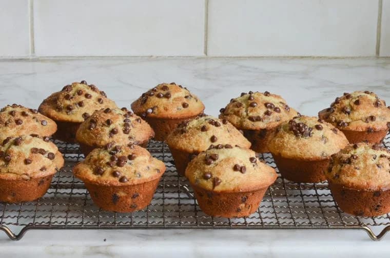 ချောကလက်များဖြင့် အလှဆင်ထားတဲ့ ချောကလက် Muffins ကိတ်မုန့်ဝိုင်း
