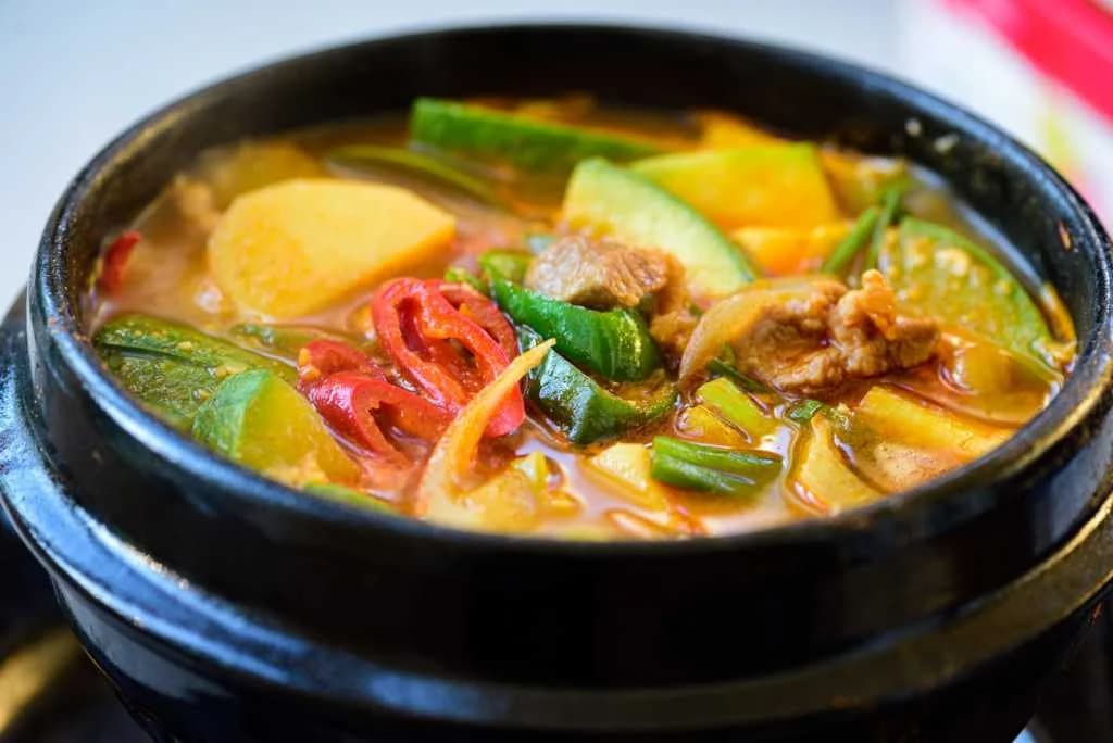 ကိုရီးယားစတိုင်လ် အာလူးဟင်းရည်စပ်စပ်လေး