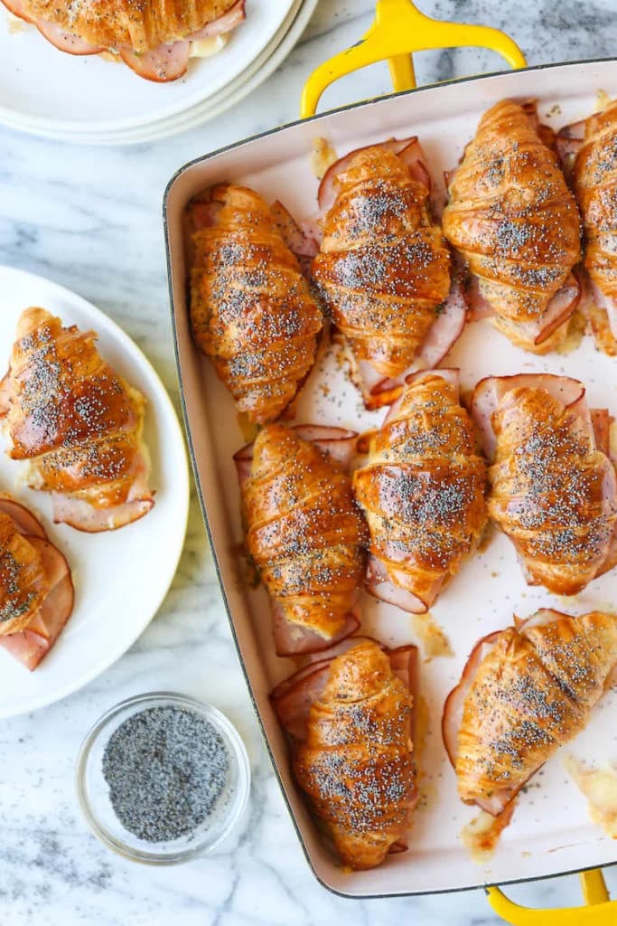 ချိစ်နှင့် ဝက်ပေါင်ခြောက်အစာသွပ် Croissants ပေါင်မုန့်