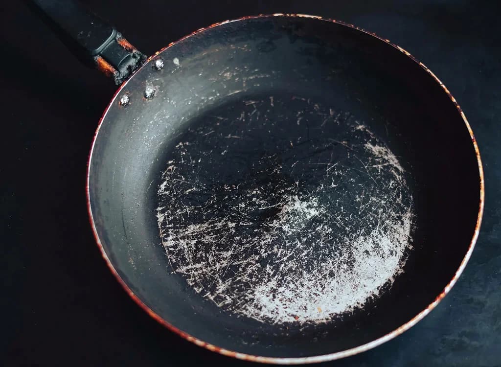 သတိမထားမိဘဲ Non-Stick ဒယ်အိုးတွေကို ပျက်စီးစေနိင်တဲ့အချက်များ
